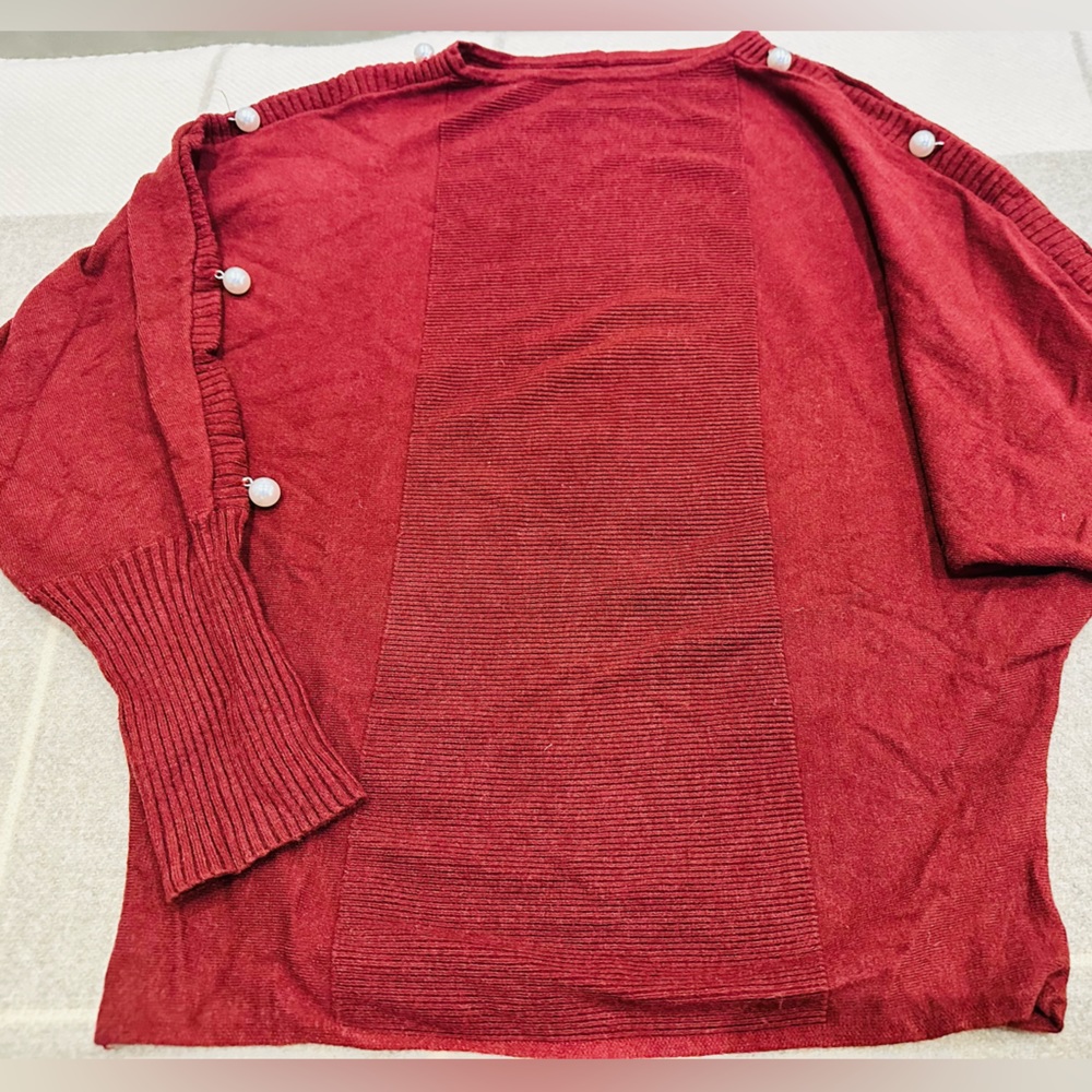 Res batwing sweater with pear details on sleeves